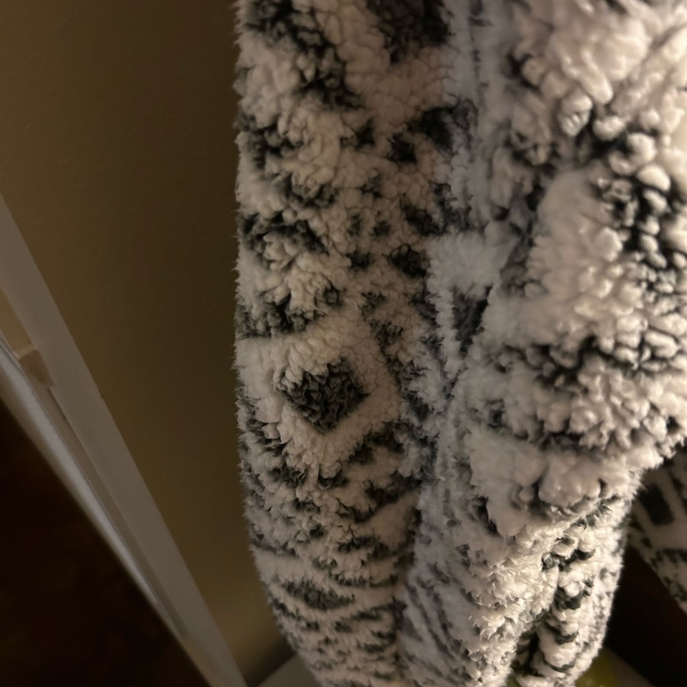 Pressbox Black and White Geometric Fleece